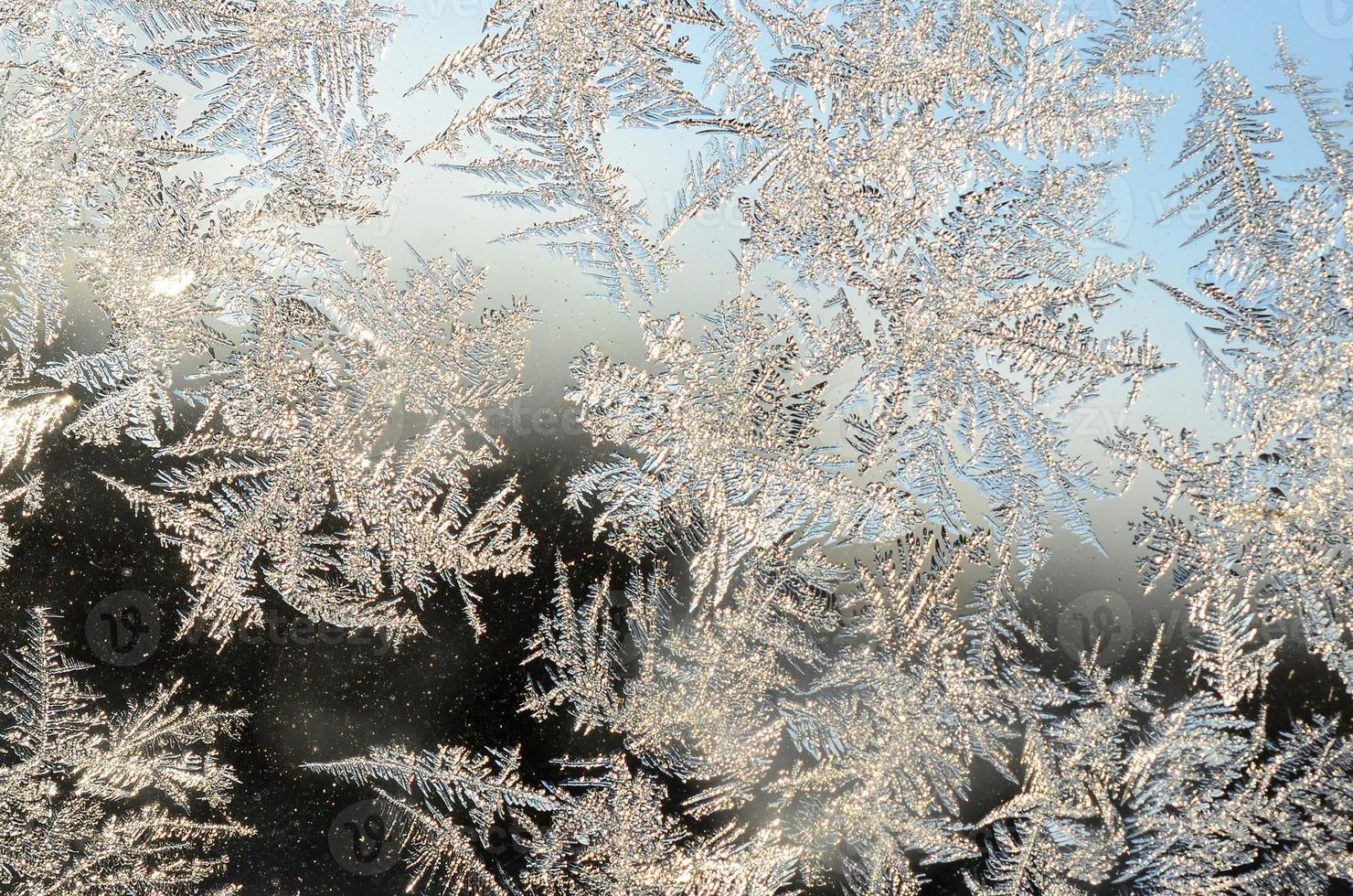 Schneeflocken Frost Raureif Makro auf Fensterglasscheibe foto