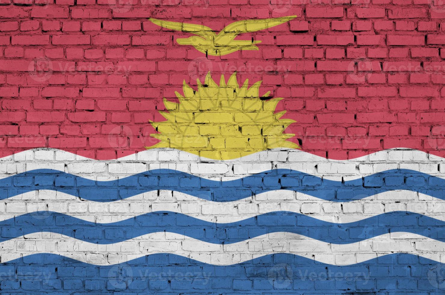 Kiribati-Flagge ist auf eine alte Mauer gemalt foto