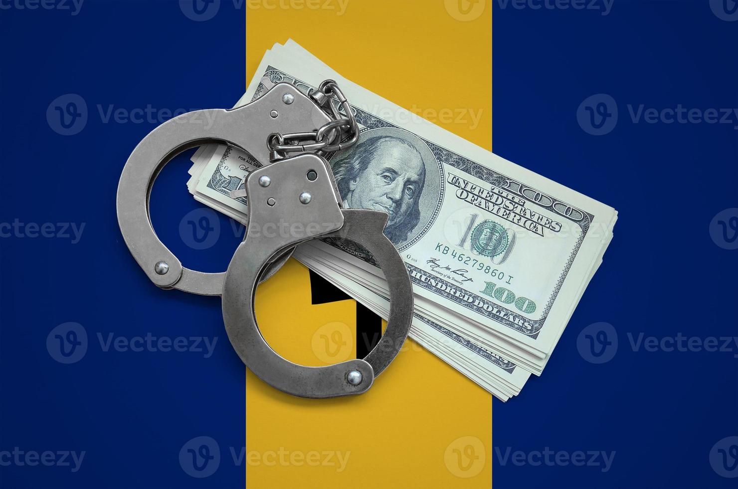 Barbados-Flagge mit Handschellen und einem Bündel Dollar. Währungskorruption im Land. Finanzkriminalität foto