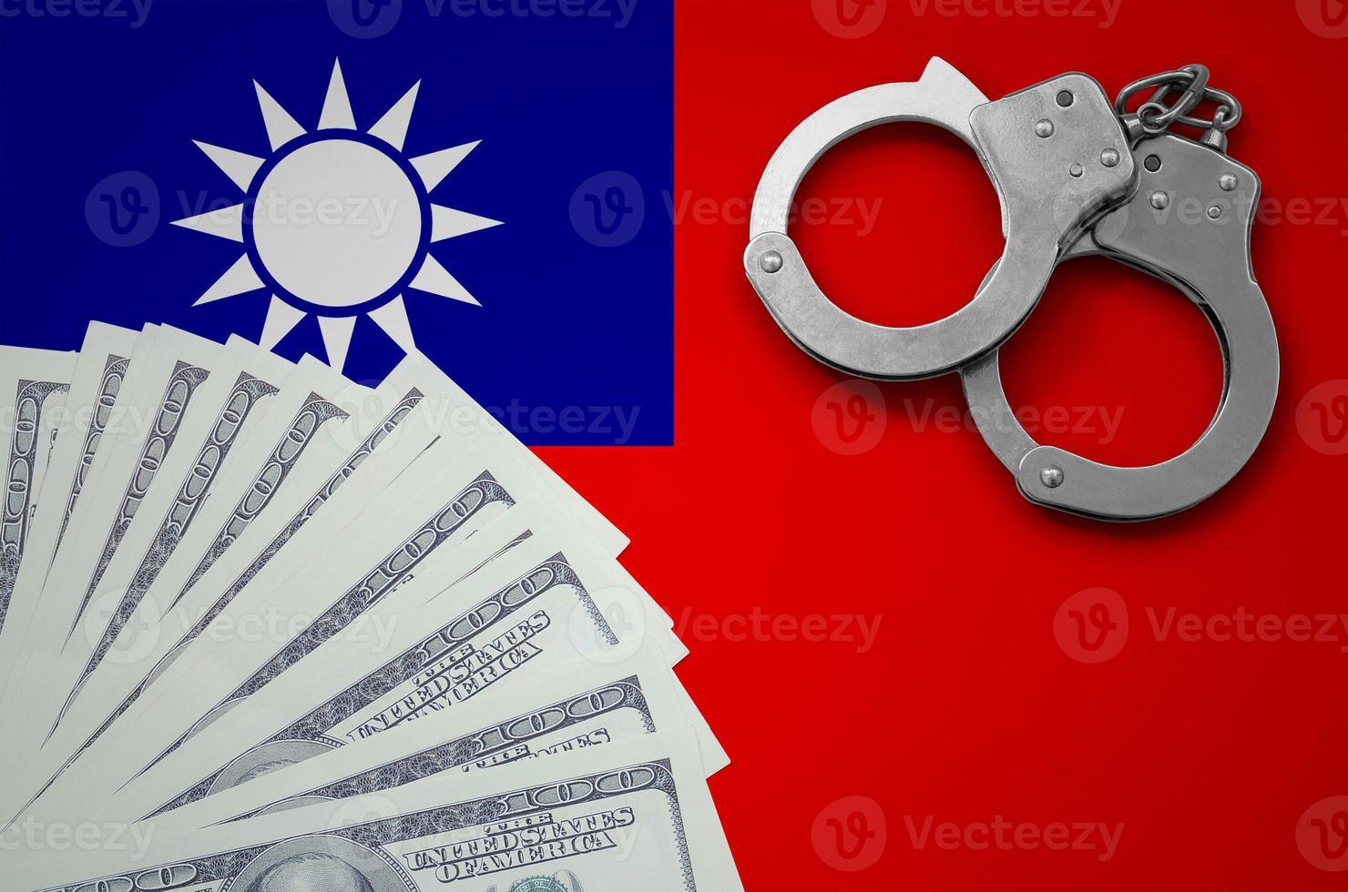 taiwan-flagge mit handschellen und einem bündel dollar. das konzept illegaler bankgeschäfte in us-währung foto