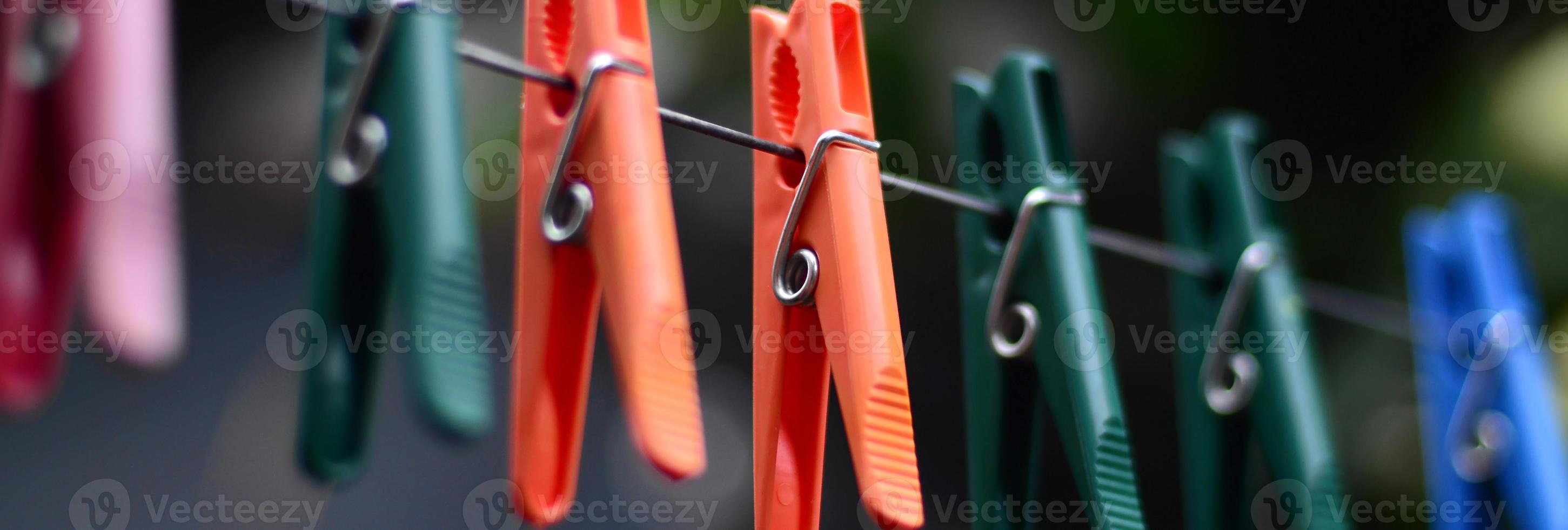 Wäscheklammern an einem Seil, das außerhalb des Hauses und des Apfelbaums hängt foto