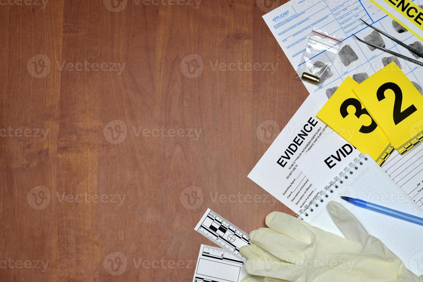 Papierkram während des Ermittlungsprozesses am Tatort im CSI-Labor. Beweisetiketten mit Fingerabdruck-Antragsteller und Gummihandschuhen auf Vooden-Tisch foto