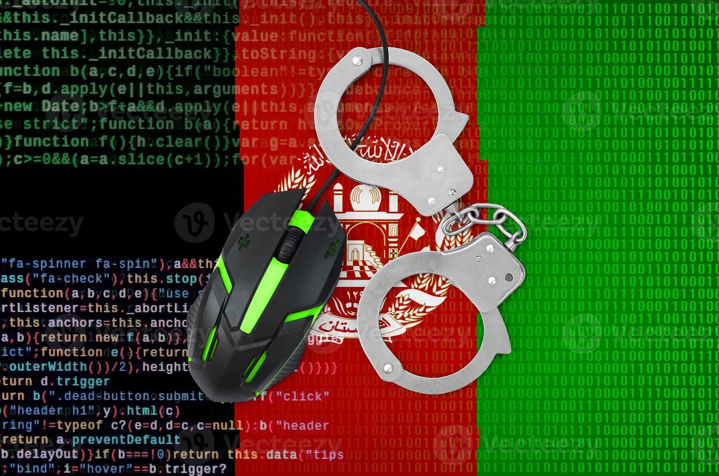 Afghanistan-Flagge und mit Handschellen gefesselte Computermaus. Bekämpfung von Computerkriminalität, Hackern und Piraterie foto