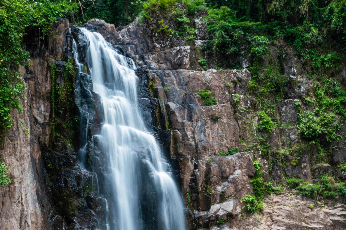 Wasserfall im tiefen Wald von Thailand foto