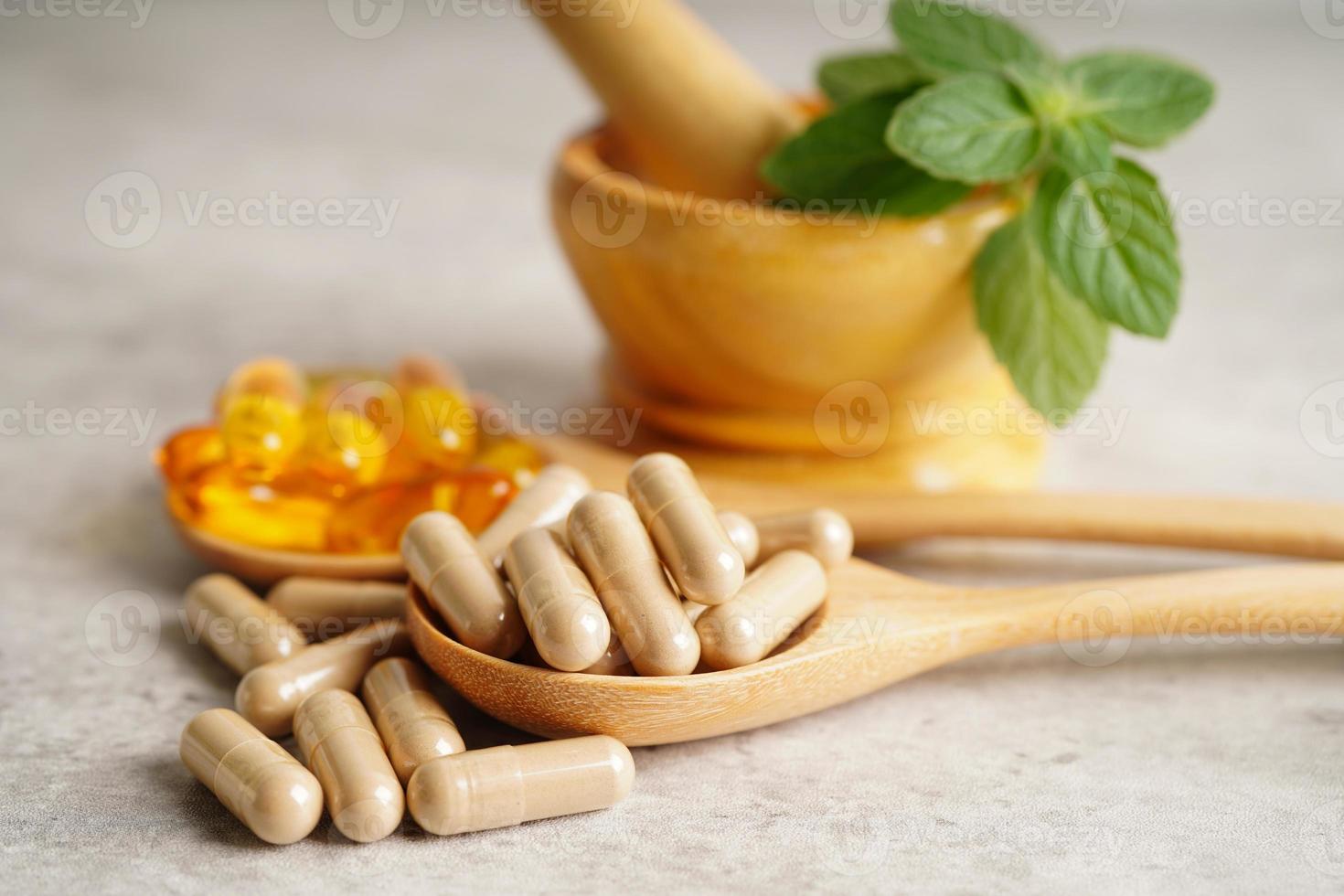 alternative Medizin pflanzliche Bio-Kapsel mit Vitamin E Omega 3 Fischöl, Mineralstoff, Medikament mit Kräuterblatt natürliche Nahrungsergänzungsmittel für ein gesundes und gutes Leben. foto