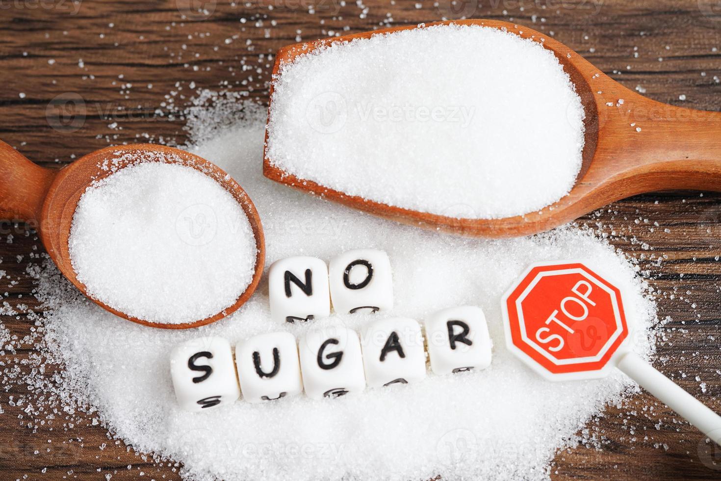 kein zucker, süßer granulierter zucker mit text, diabetesprävention, diät und gewichtsverlust für eine gute gesundheit. foto