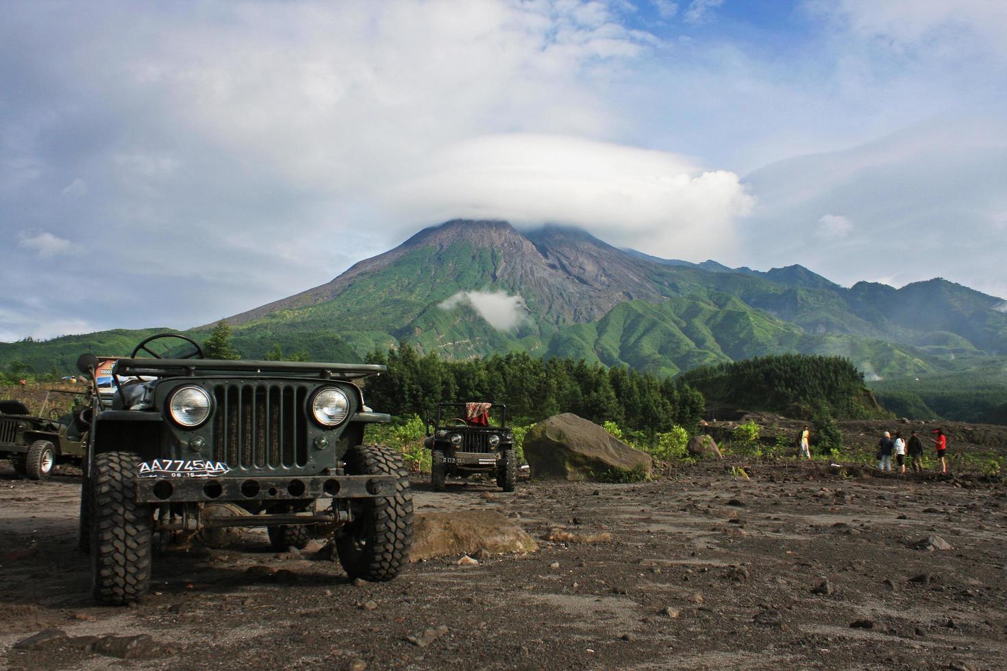 yogyakarta, indonesien, 2013 - lava tour mount merapi ein aufregendes abenteuer auf einem jeep foto
