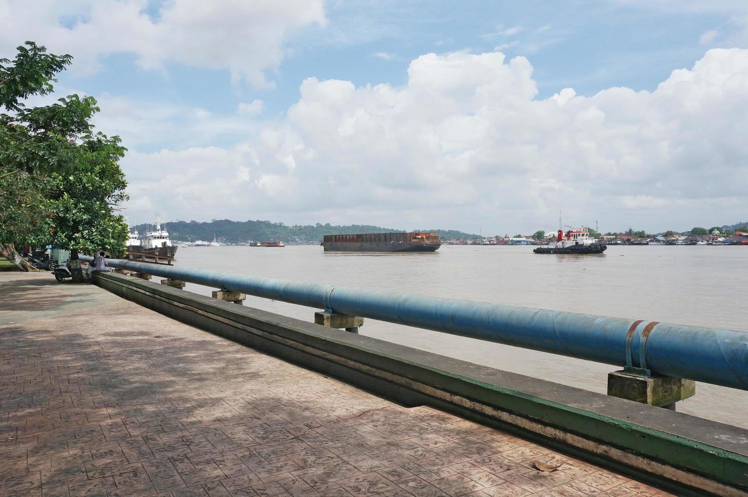 samarinda, ostkalimantan, indonesien, 2022 - kohletransportschiffe, ordentlich aufgereiht im mahakam-fluss mit selektivem fokusfoto foto