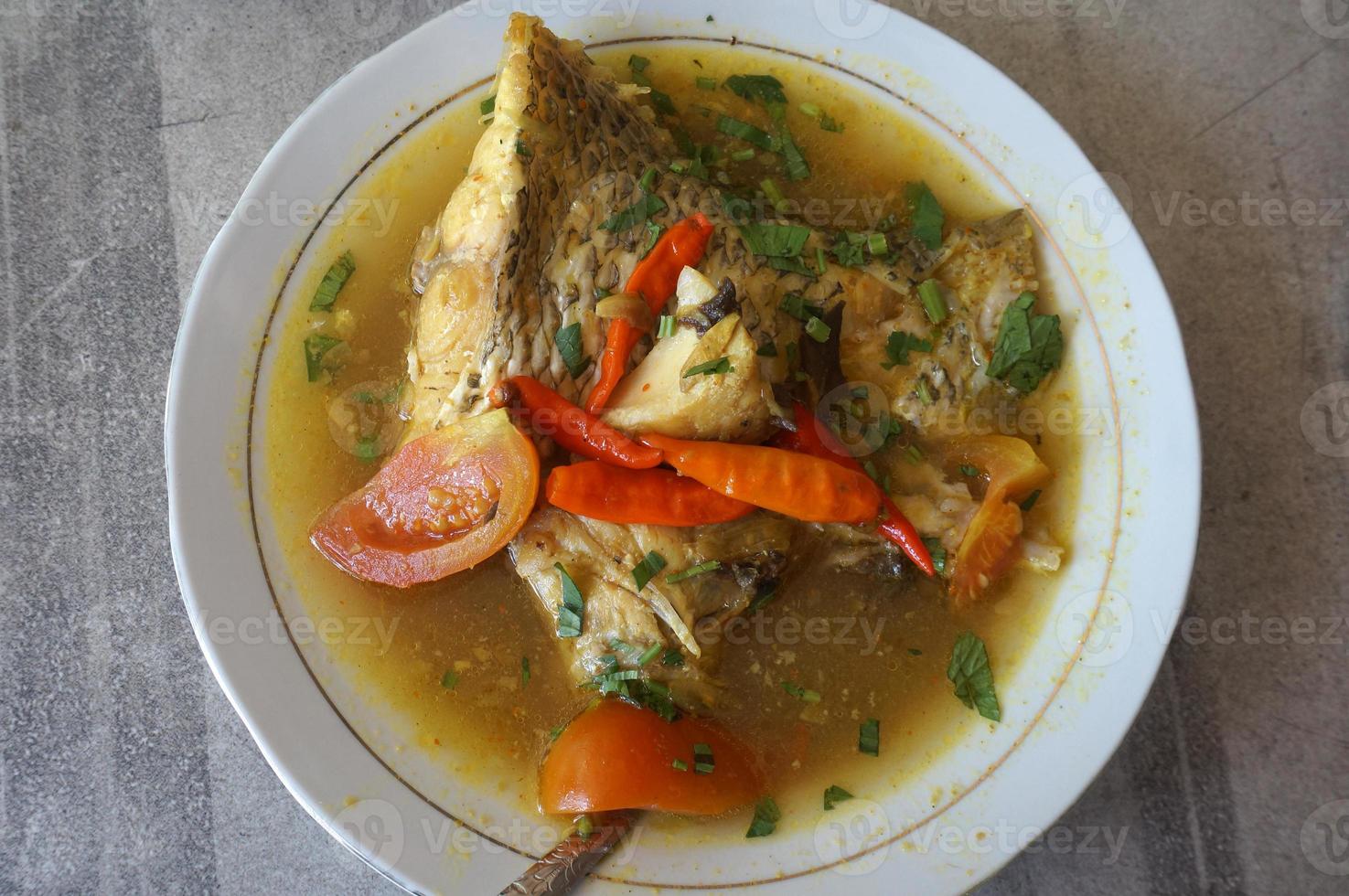Palu Mara ist eine Fischsuppe, die ursprünglich aus Makassar, Südsulawesi, Indonesien stammt. Die Hauptzutat der Suppe ist Milchfisch. foto