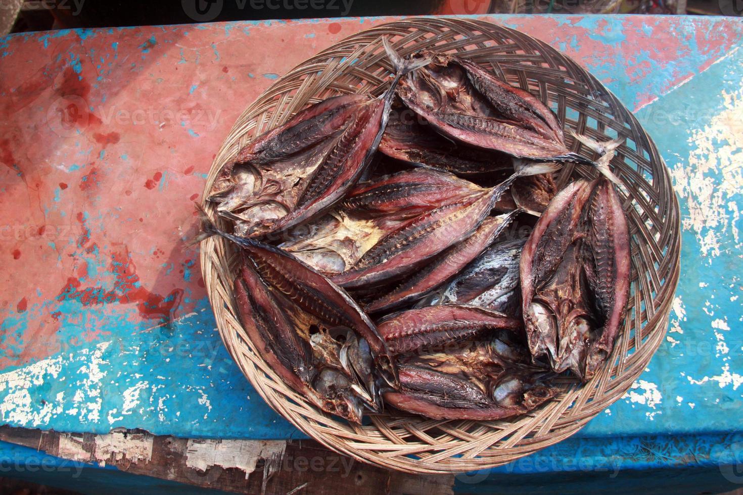 Ikan Asin oder gesalzener Fisch. gesalzener Fisch, wie z. B. gekippter Hering oder getrockneter und gesalzener Kabeljau, ist Fisch, der mit trockenem Salz gepökelt und so für den späteren Verzehr haltbar gemacht wird. foto