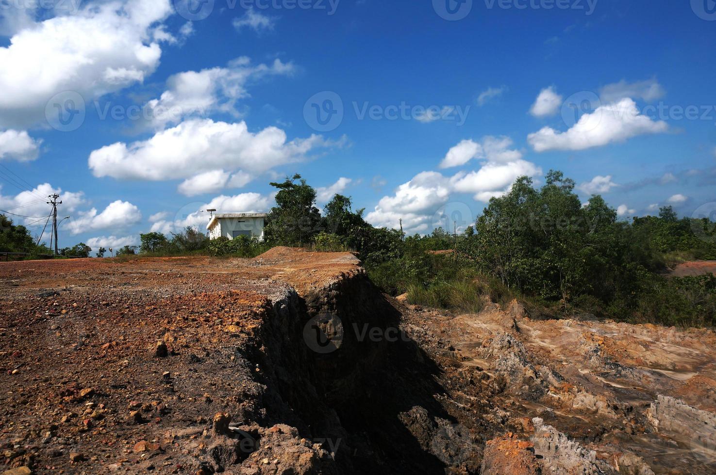 die Auswirkungen des Kohlebergbaus auf die Umwelt. Der Bergbaustandort wurde ohne Rekultivierung aufgegeben. Standort Sangatta, Ost-Kalimantan, Indonesien. . foto