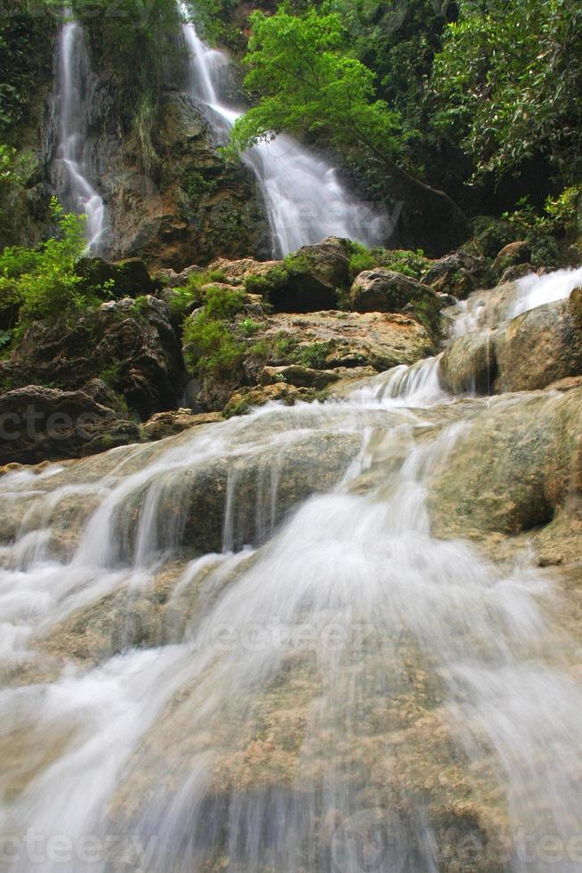 sri gethuk wasserfall bei wonosari, gunung kidul, yogyakarta, indonesien. mit langsamer Technik aufgenommen, um schönes Wasser zu machen. foto