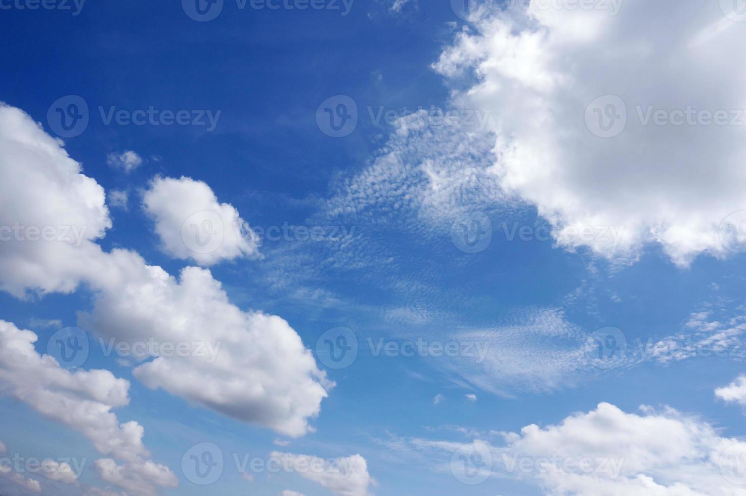 dramatischer Hintergrund des blauen Himmels mit weißen Wolken foto