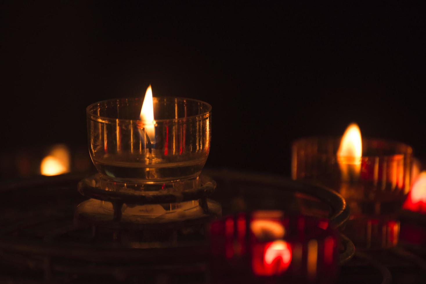 Kerzenlicht in der Kirche foto