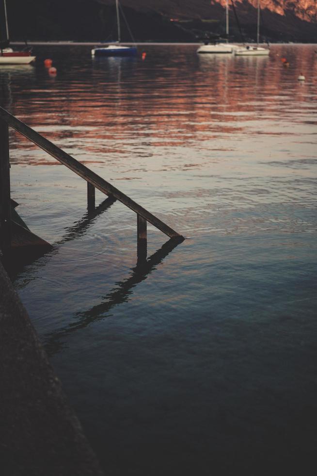 Dock mit Booten im Hintergrund foto