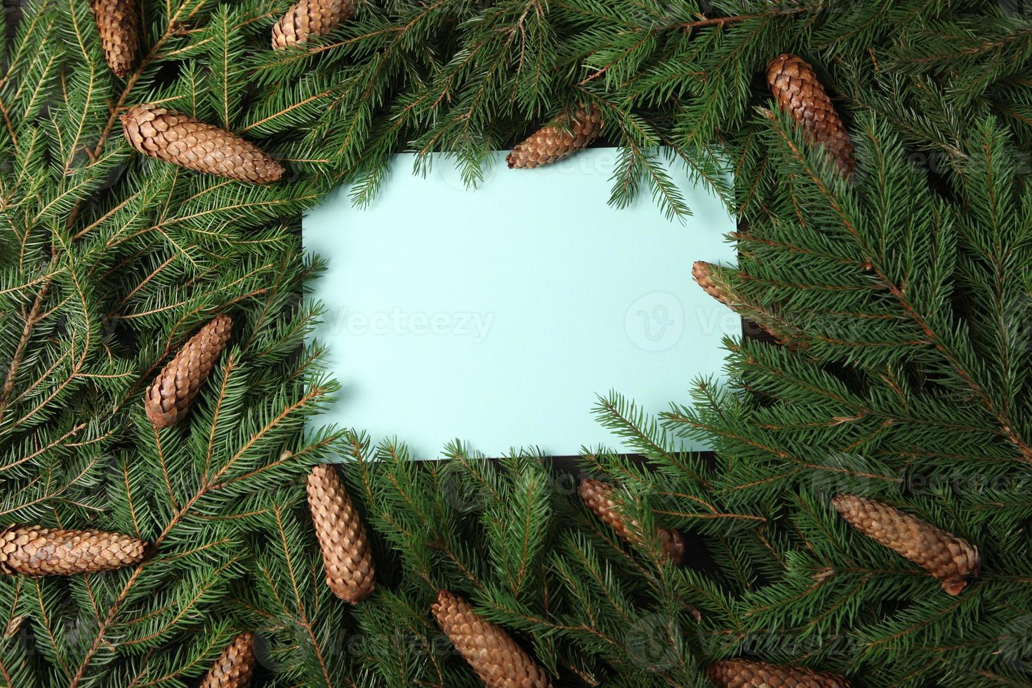 feiertagsgrußkarte oder fahnenkomposition mit tannenzweigen. frohe weihnachten hintergrund und guten rutsch ins neue jahr 2023. foto