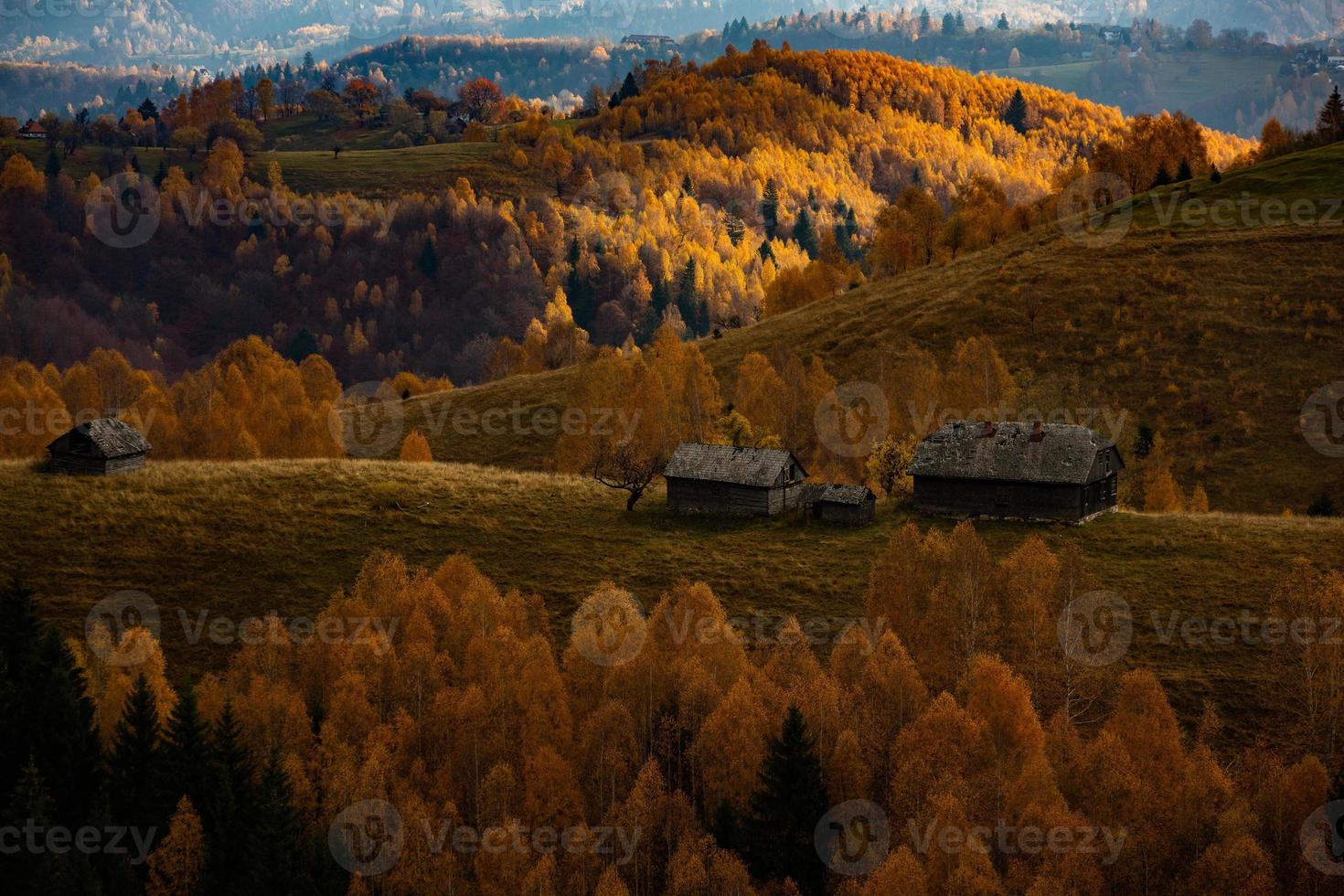 eine bezaubernde berglandschaft in den karpaten, rumänien. Herbstnatur in Brasov, Europa foto