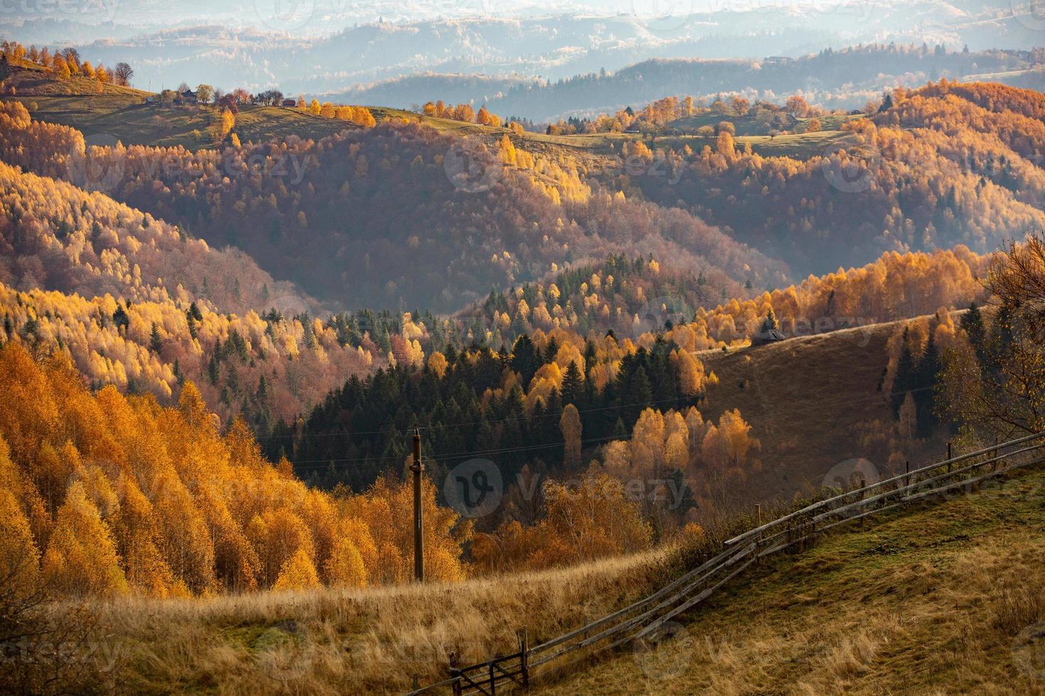 eine bezaubernde berglandschaft in den karpaten, rumänien. Herbstnatur in Brasov, Europa foto