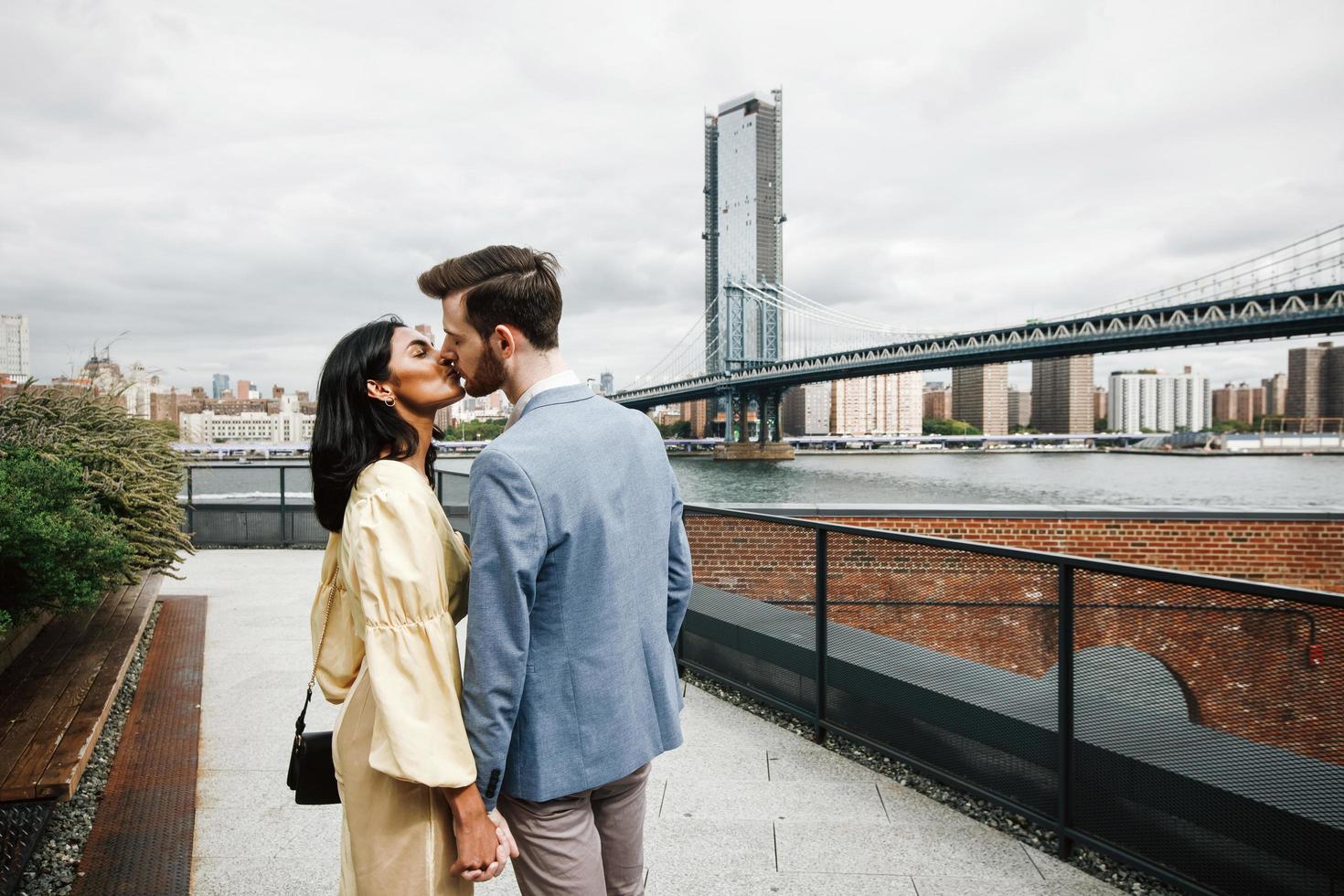 attraktives Paar umarmt in New York City foto