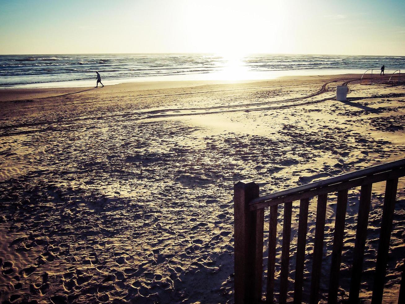 am Strand bei Sonnenuntergang foto