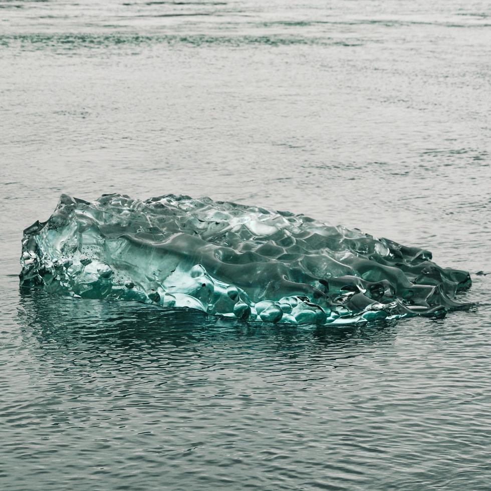 Gletscherstück im Wasser foto