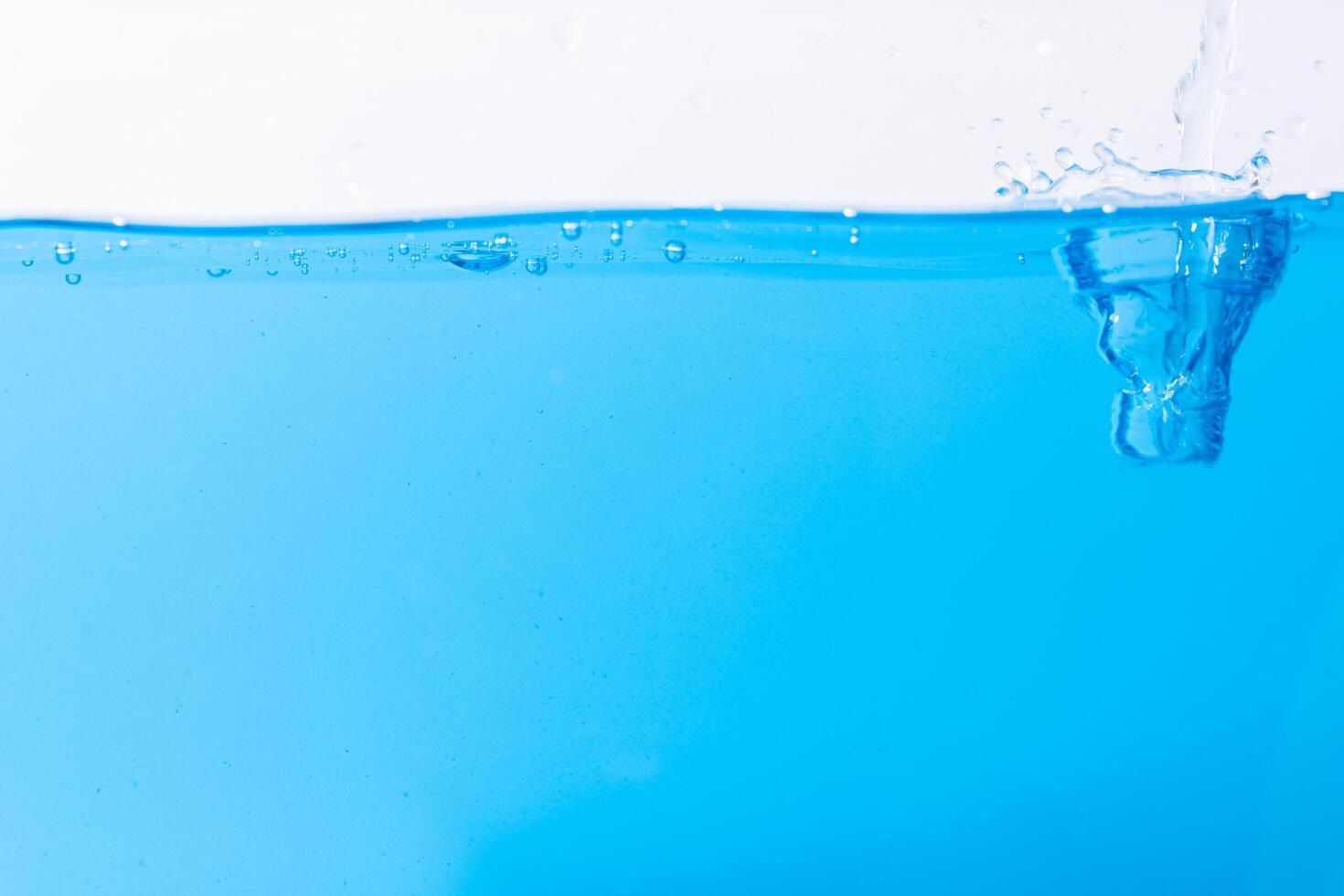 Wassertropfen auf der Wasseroberfläche und Blasen foto