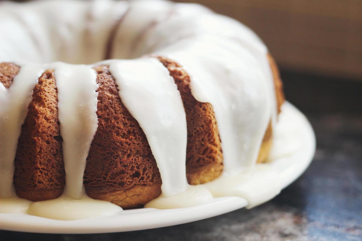 Nahaufnahme des Kuchens mit Zuckerguss foto