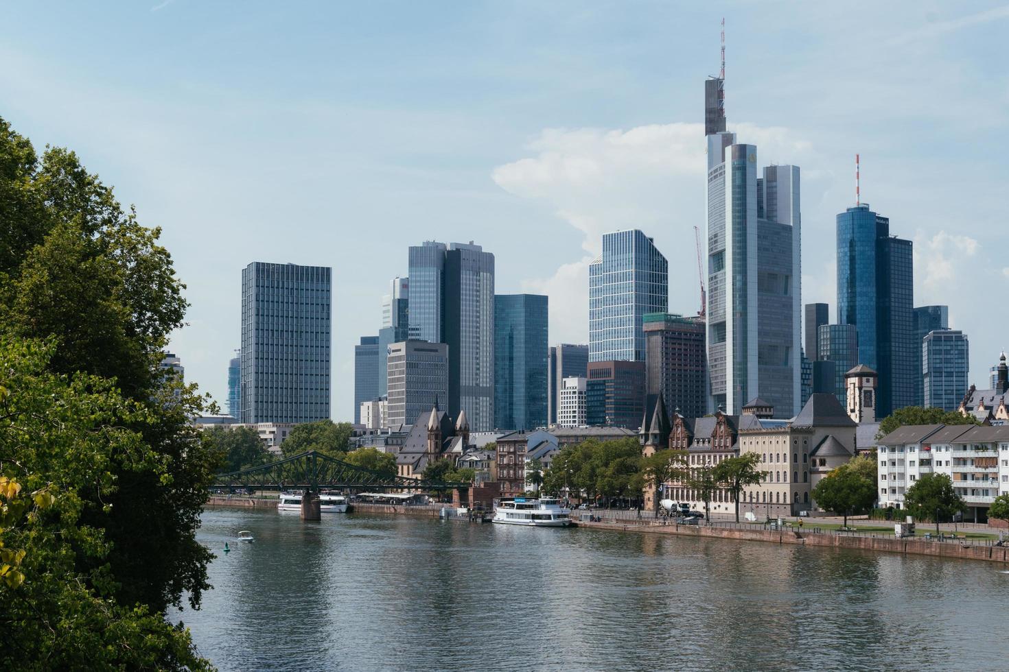 Skyline der Stadt in der Nähe des Flusses foto