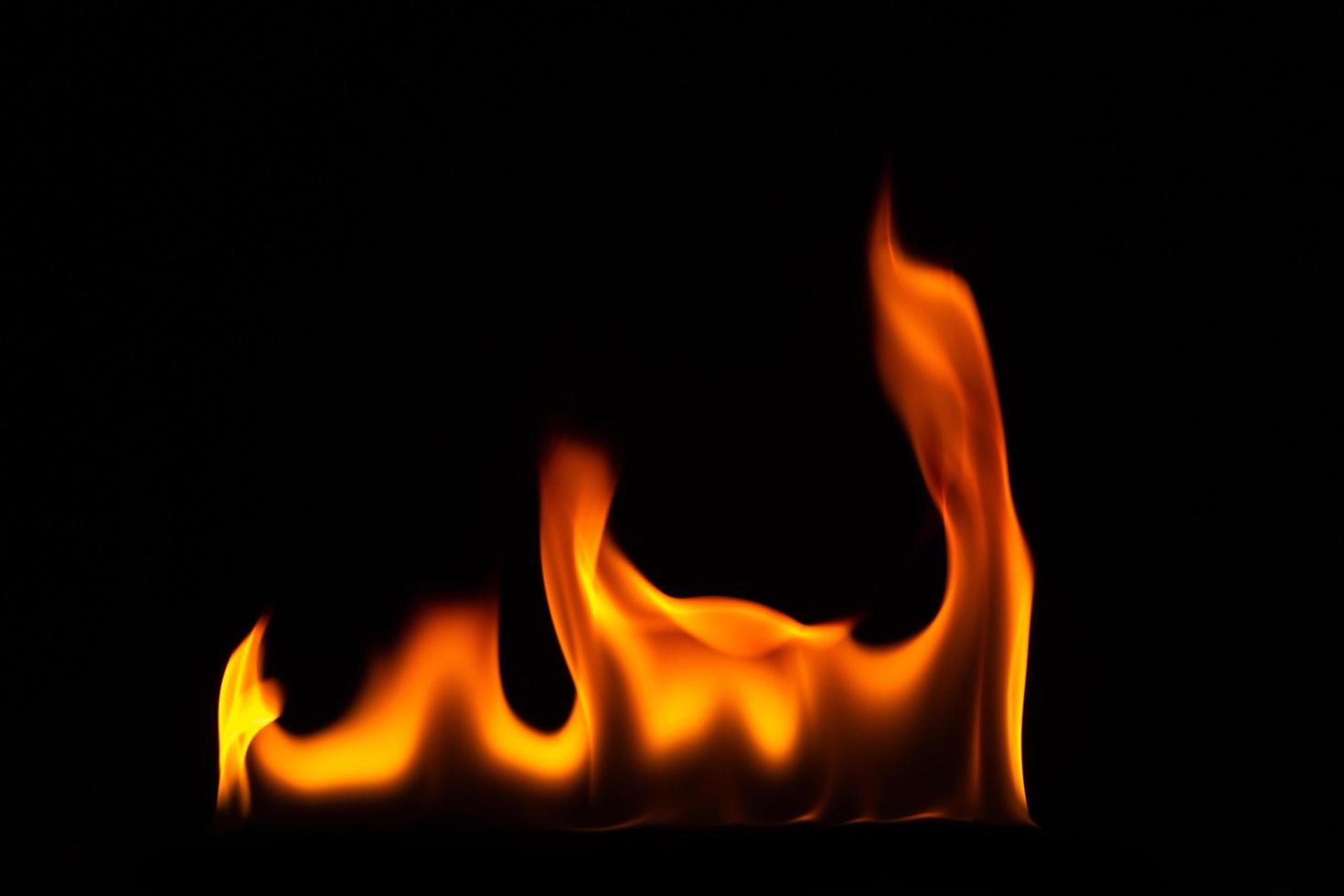 Flammen auf schwarzem Hintergrund foto
