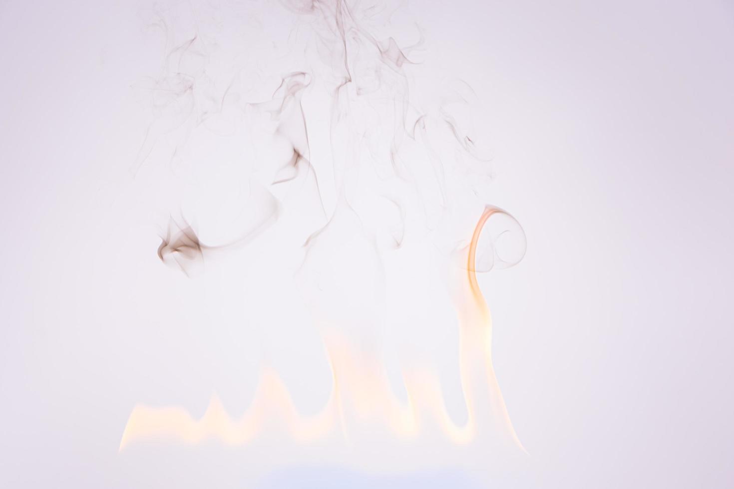 Feuer und Rauch auf weißem Hintergrund foto
