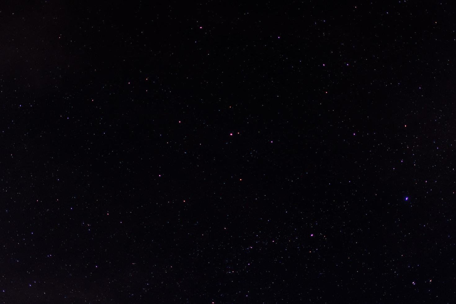 der Himmel, Wolken und Sterne in der Nacht foto