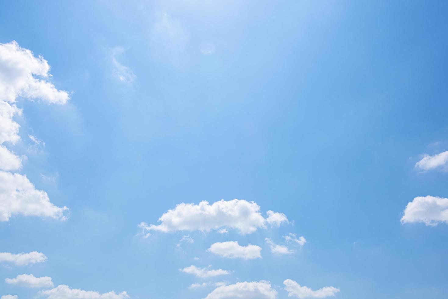 blauer Himmel und Wolken foto