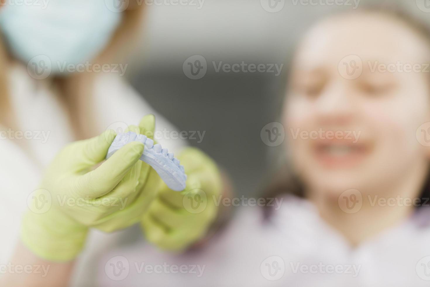 Dentalgipsform in den Händen des Zahnarztes foto