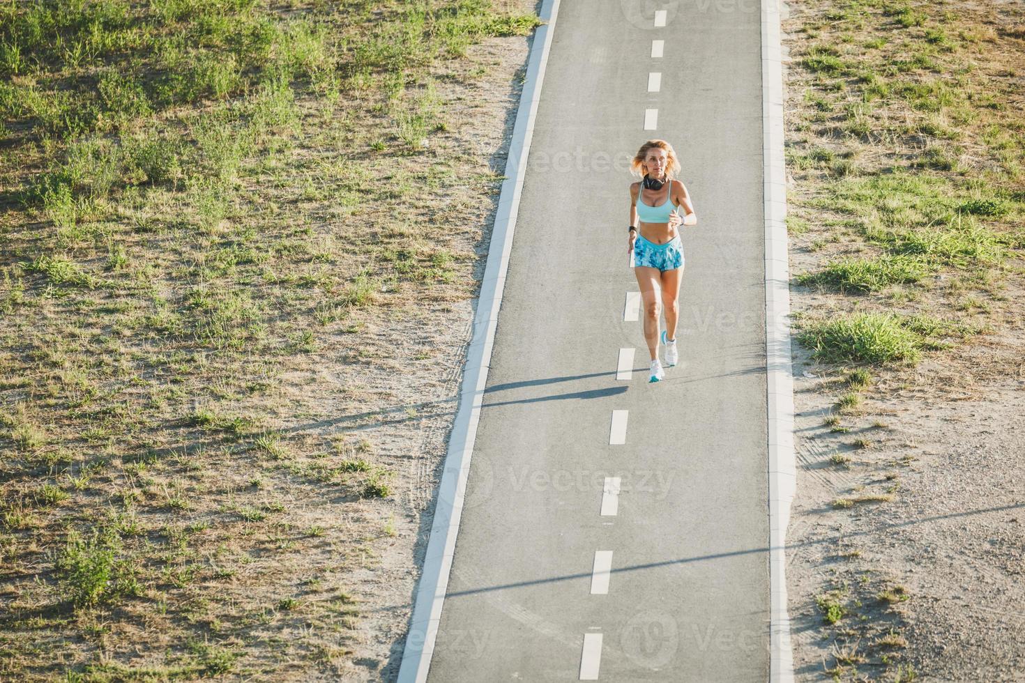 Sportlerin mittleren Alters joggt im Freien foto