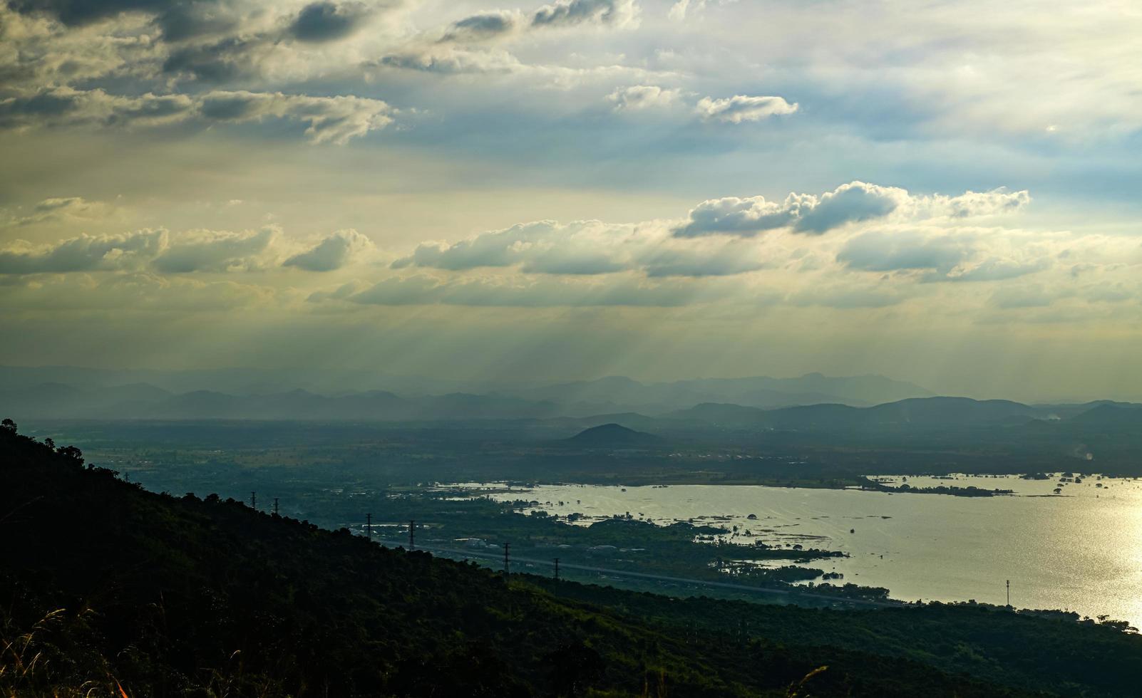 berge, himmel und dammturbinen, die strom erzeugen luftaufnahme des lam ta khlong staudamms in thailand foto