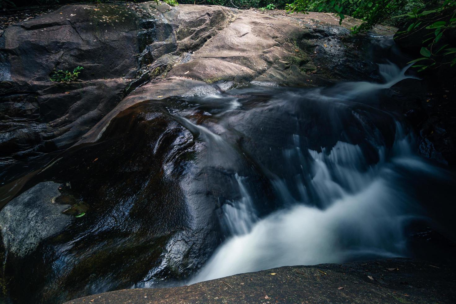 Bach an den Khlong Pla Kang Wasserfällen foto