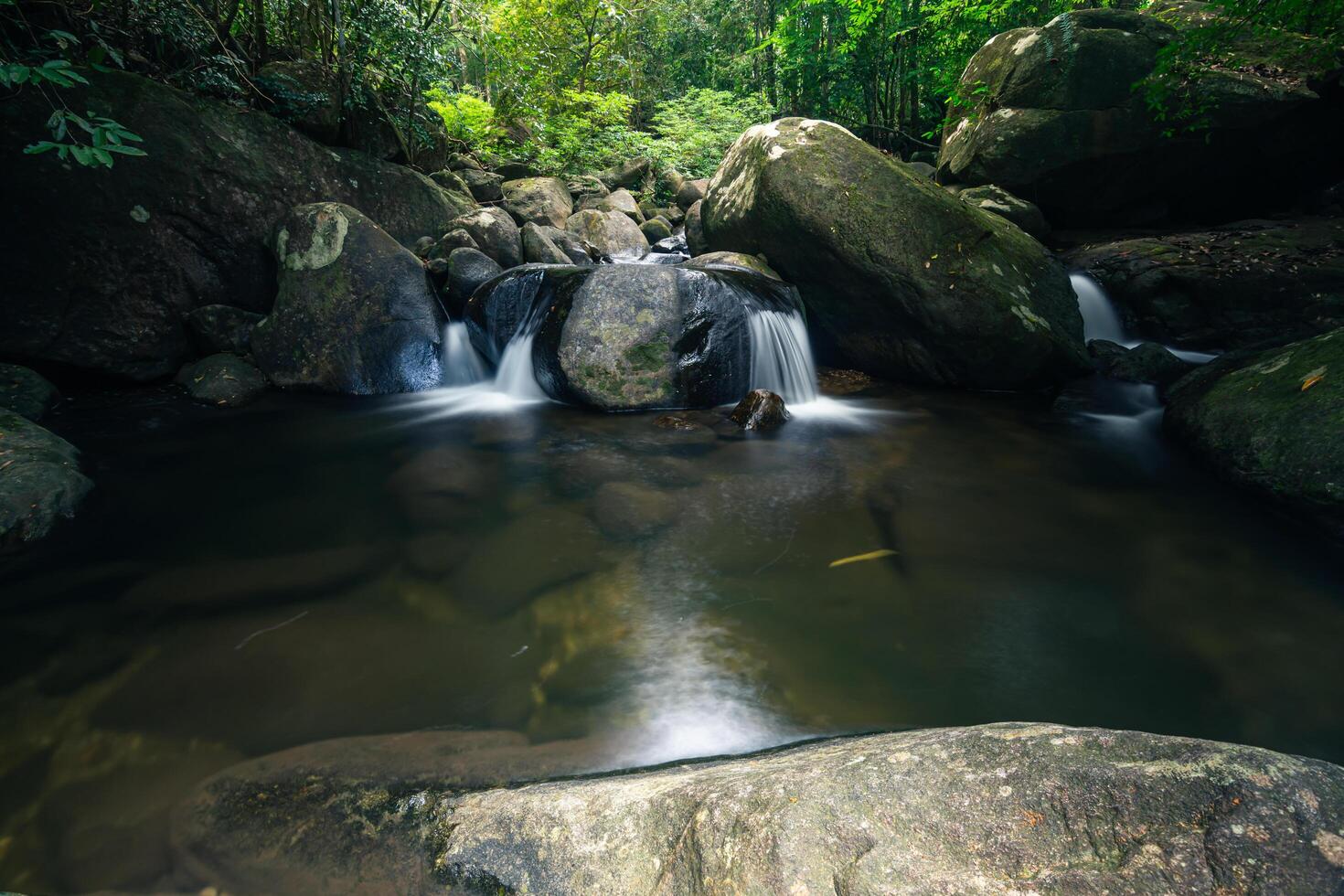 natürliche landschaft an den khlong pla kang wasserfällen foto