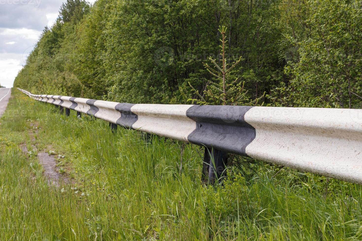 Straßenzäune aus Metall vom Typ Barriere, Nahaufnahme. Straßen- und Verkehrssicherheit foto