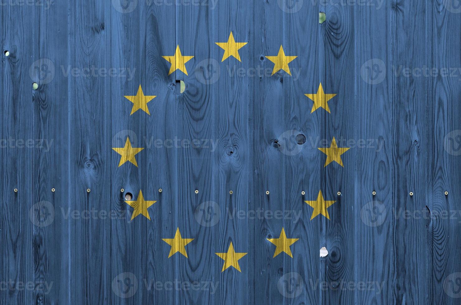 die flagge der europäischen union ist in hellen farben auf der alten holzwand dargestellt. strukturierte Fahne auf rauem Hintergrund foto