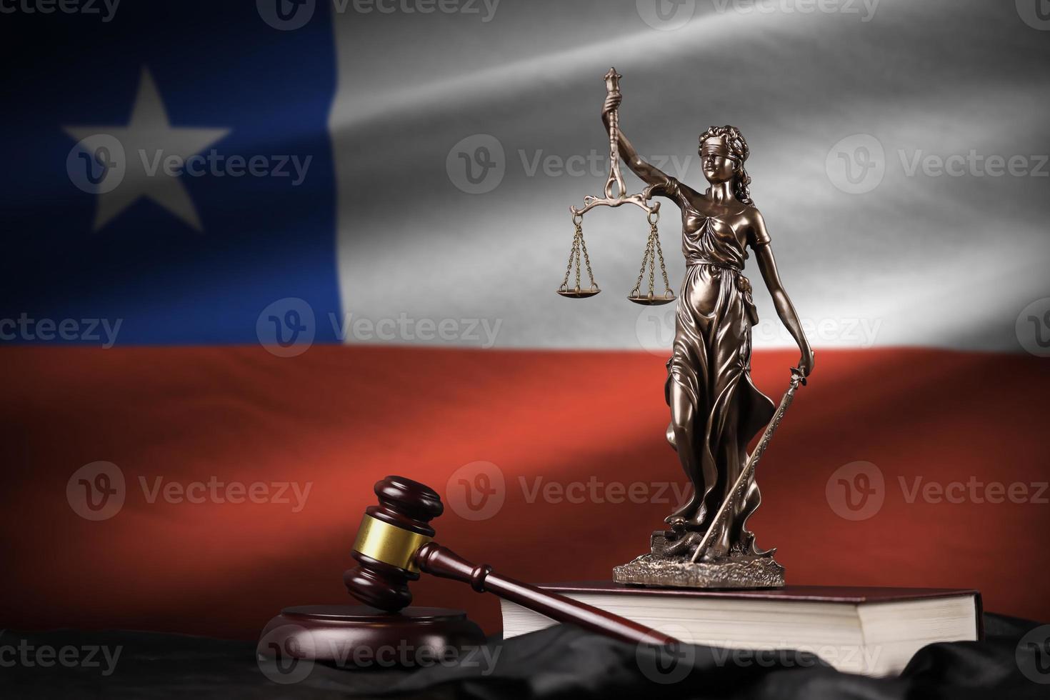 Chile-Flagge mit Statue der Justitia, Verfassung und Richterhammer auf schwarzem Vorhang. Begriff von Urteil und Schuld foto