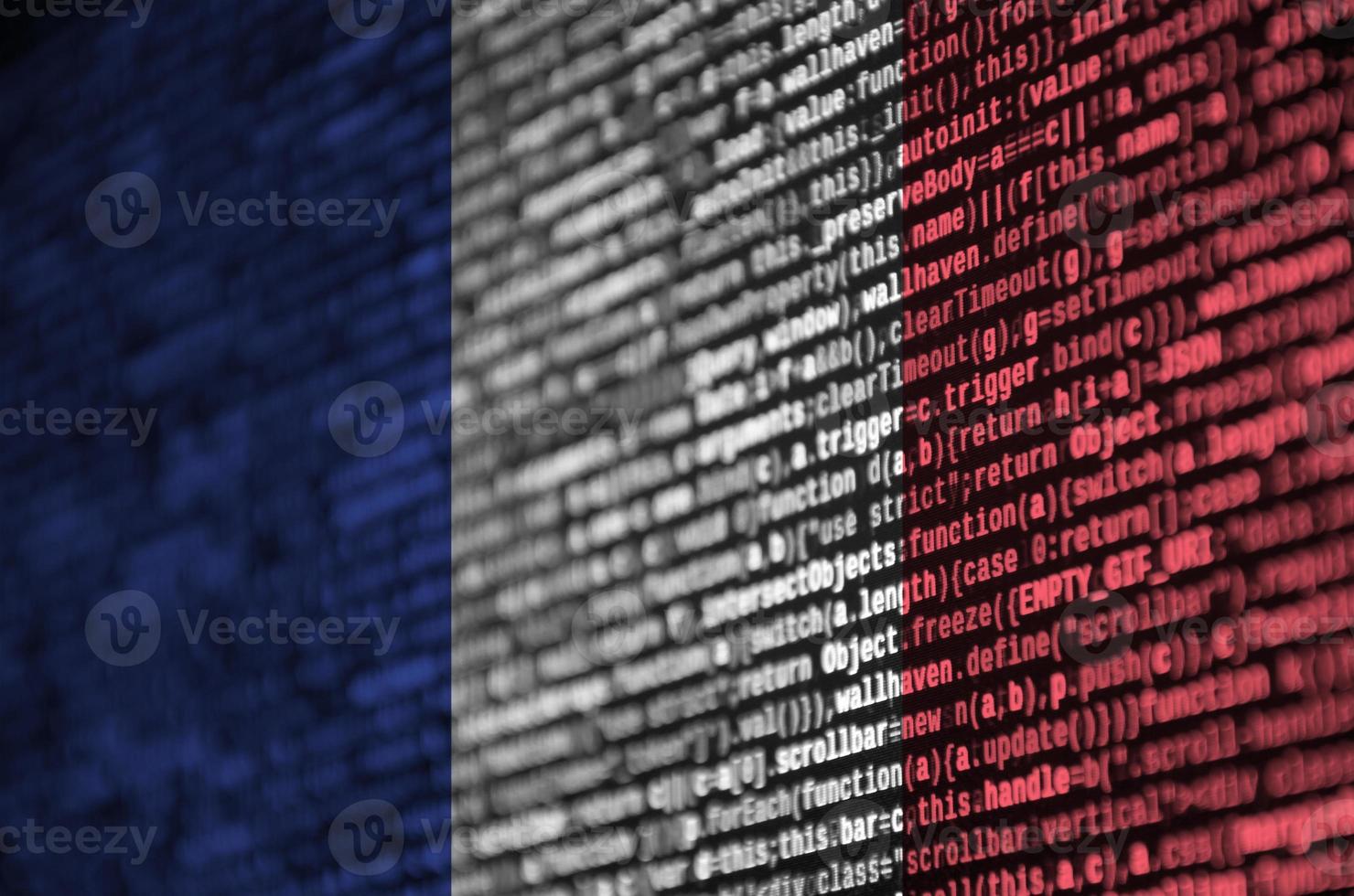 Auf dem Bildschirm wird die französische Flagge mit dem Programmcode dargestellt. das konzept der modernen technologie und standortentwicklung foto