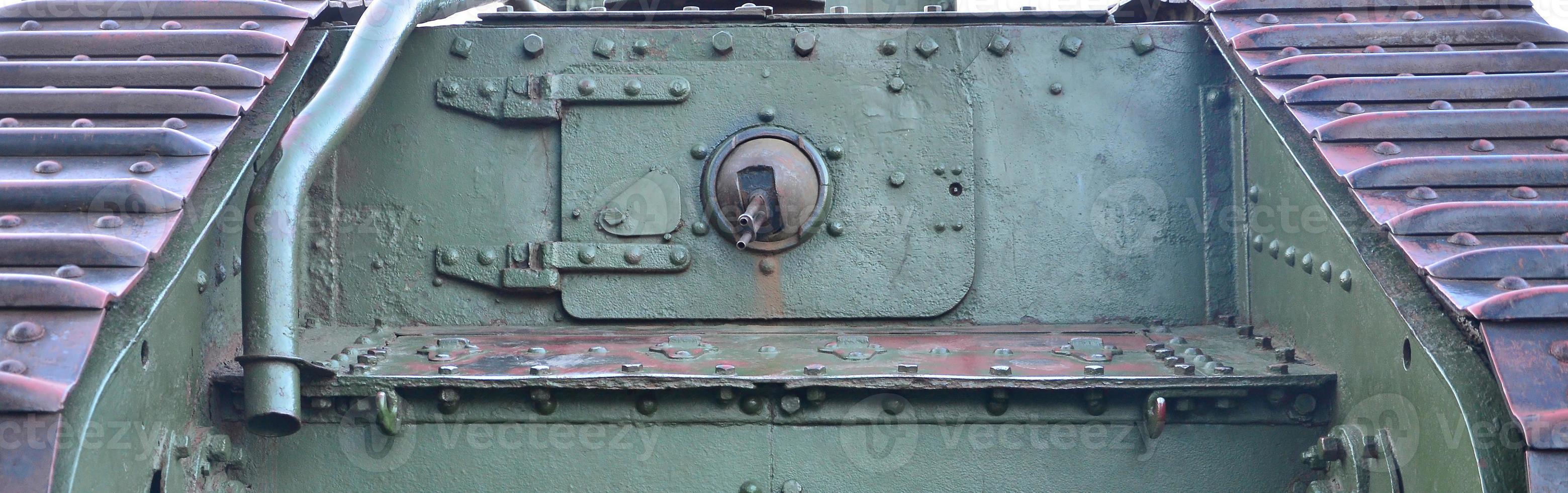 Textur der Tankseitenwand, aus Metall und verstärkt mit einer Vielzahl von Schrauben und Nieten foto