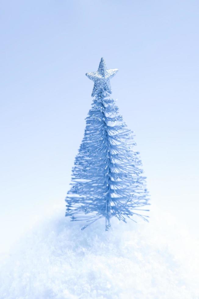 silberner Weihnachtsbaum auf weißem Hintergrund foto