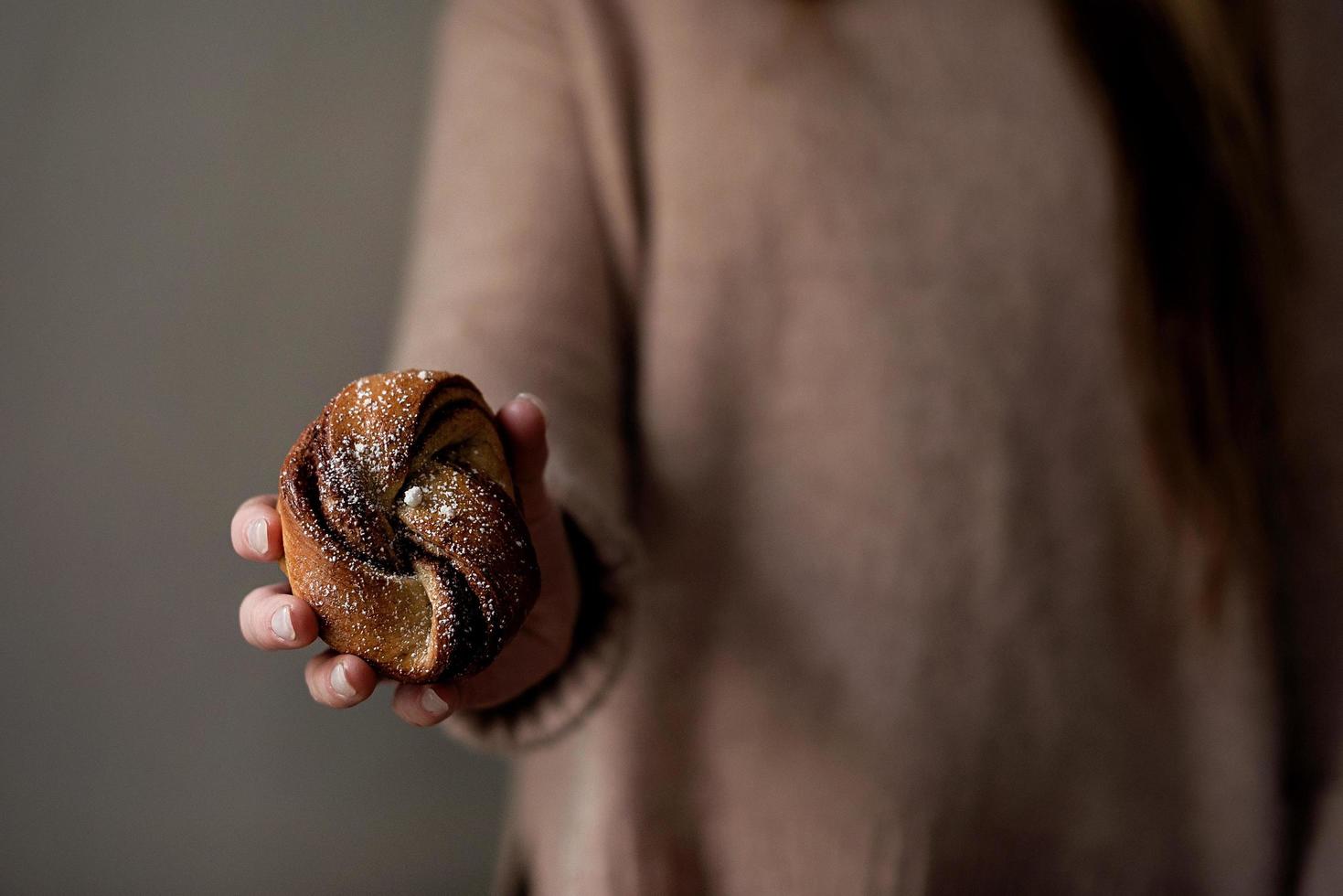 Person, die Brot hält foto