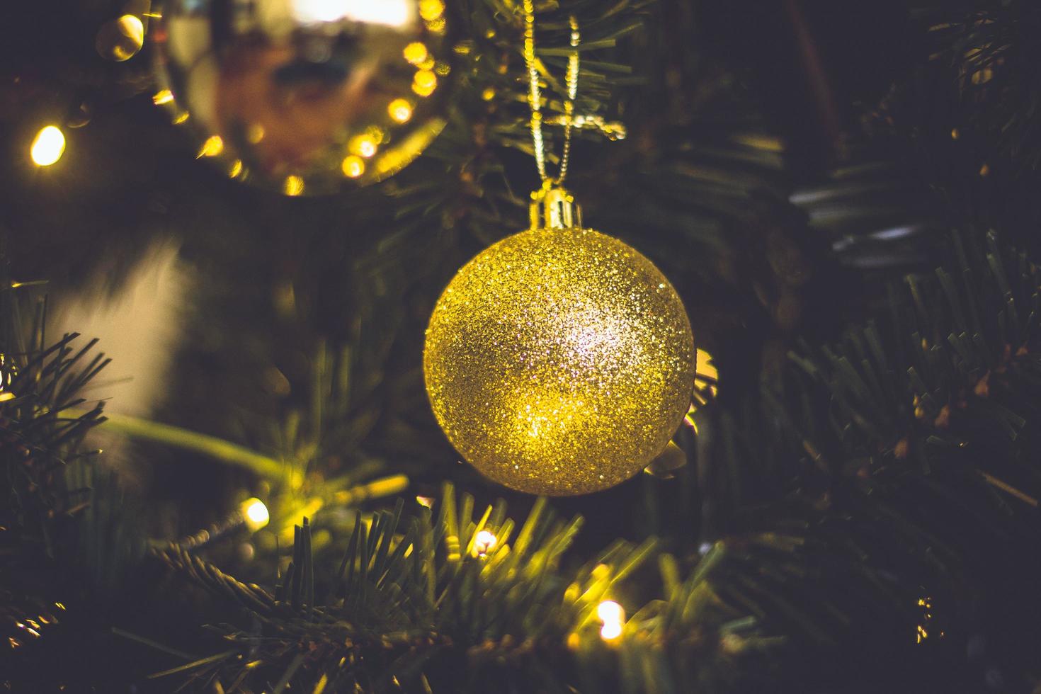 Goldglitter-Weihnachtsverzierung foto