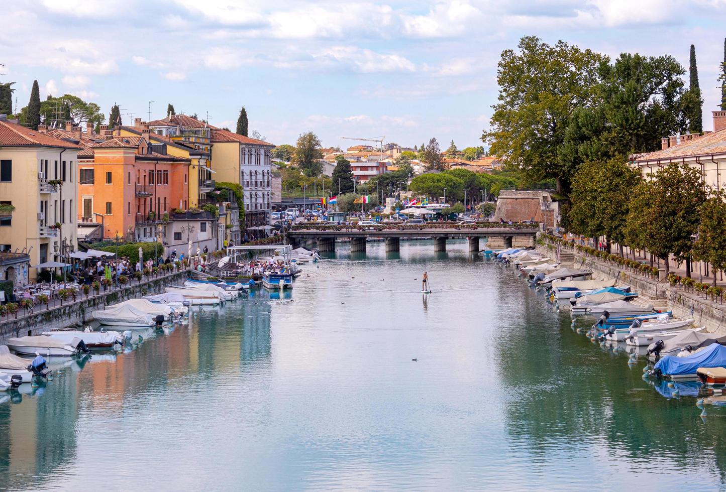 peschiera del garda, verona, italien - 22. september 2022 wunderschönes stadtbild mit häusern und booten am canale di mezzo in peschiera, lago del garda foto