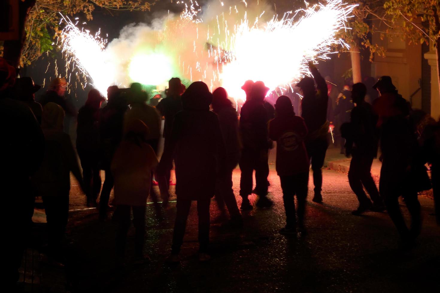 abstraktes foto von teufeln und feuerwerkspartys.