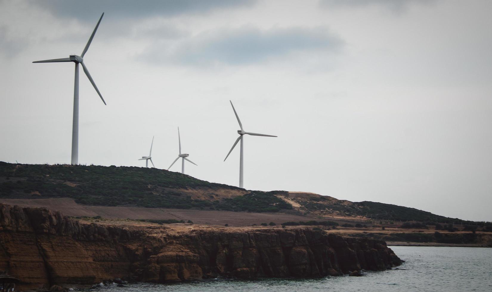 Windkraftanlagen in der Nähe des Meeres foto