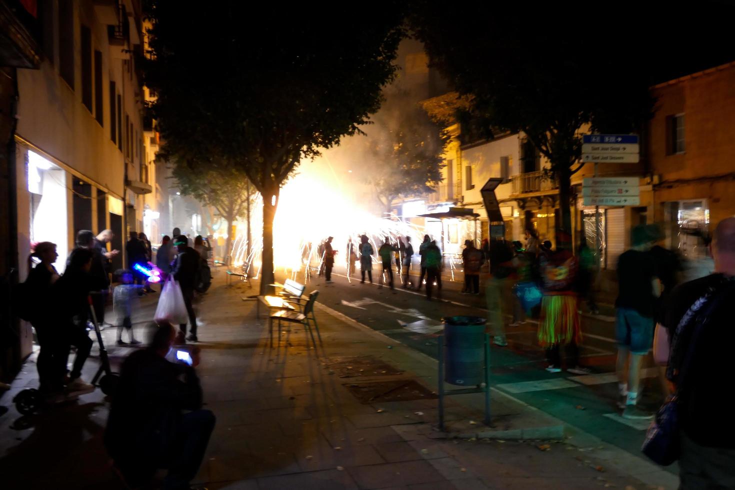 abstraktes foto von teufeln und feuerwerkspartys.