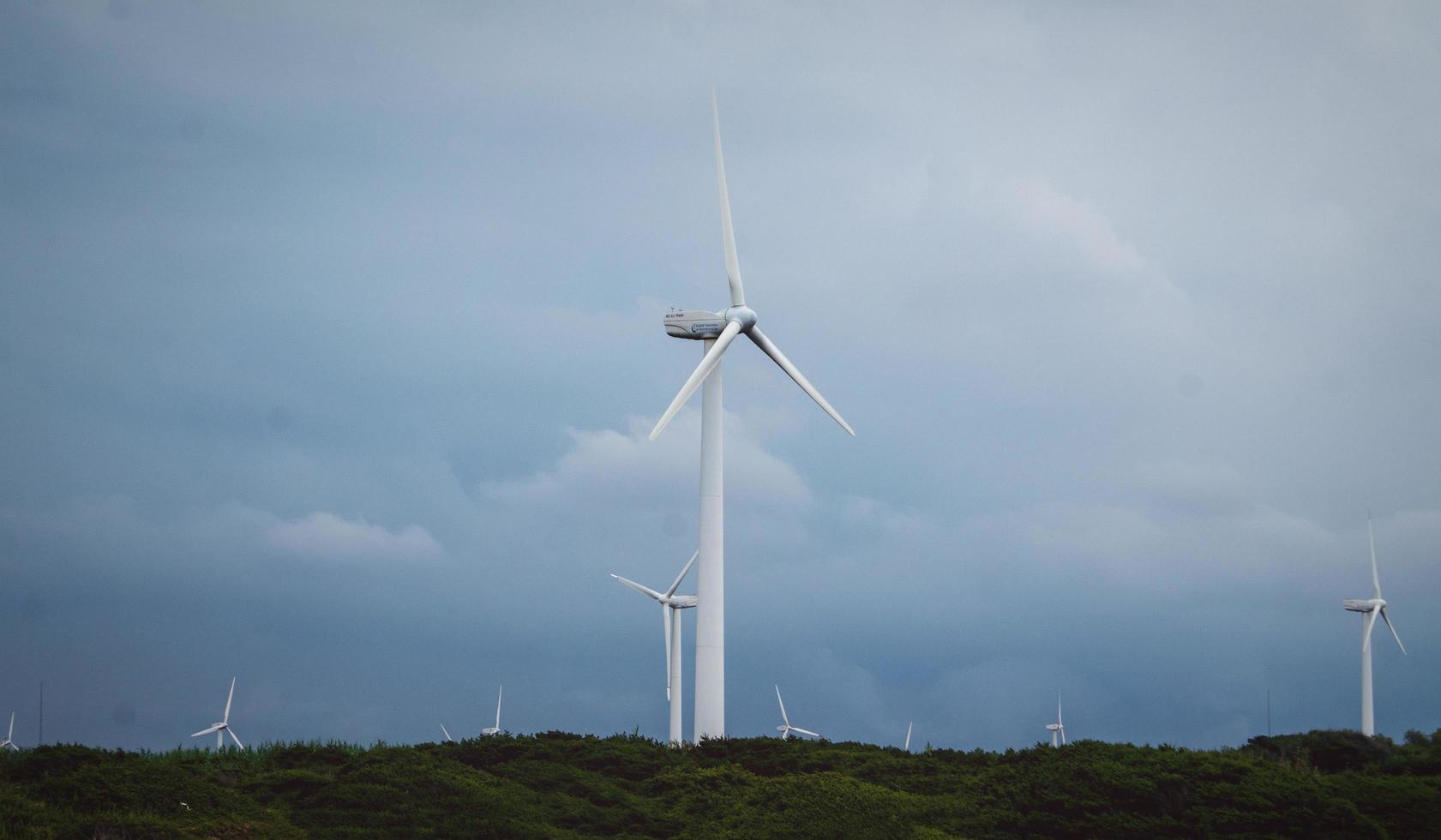 tunesien, nordafrika, 2020 - windturbinenfeld an bewölktem tag foto